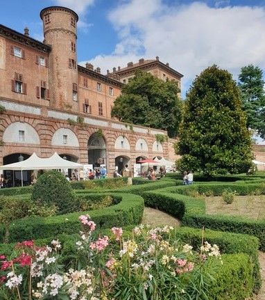 Moncalieri, oggi seconda e ultima giornata di "Rose al Castello"
