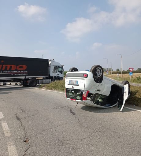 Fiat Panda ribaltata a Vigone