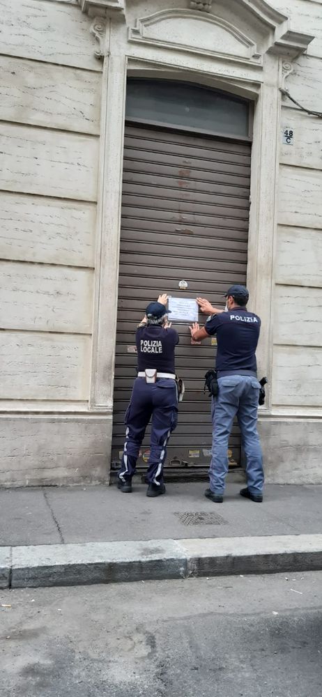 I clienti bevono al bancone e guardano la tv, ma nessuno ha la mascherina: locale chiuso per 5 giorni