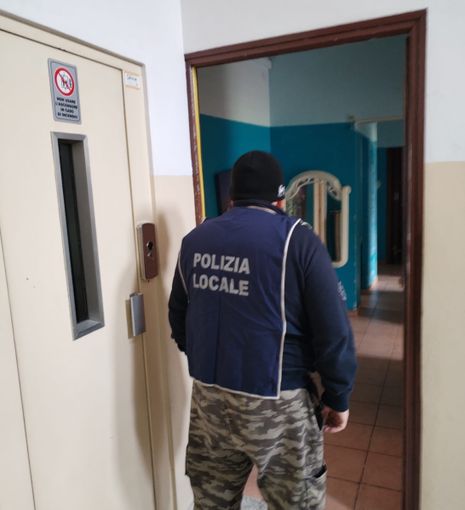 Il garage e l'appartamento erano da tempo occupati abusivamente da una famiglia rom