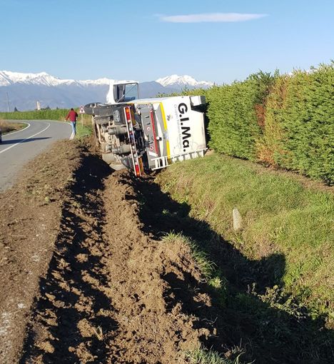 Il camion nel fosso sulla Provinciale tra Vigone e Buriasco