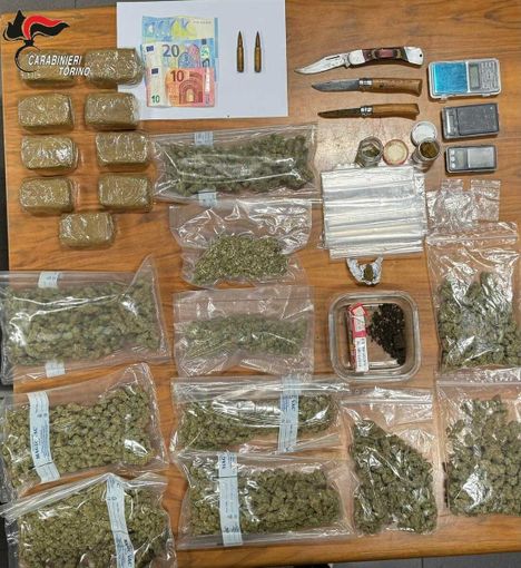 La droga sequestrata dai carabinieri La droga sequestrata dai carabinieri
