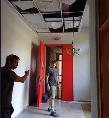 Una immagine della devastazione subita dalla scuola Una immagine della devastazione subita dalla scuola