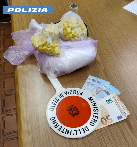 Sorpreso con oltre 1 kg di cocaina e 270 dosi: arrestato dalla polizia