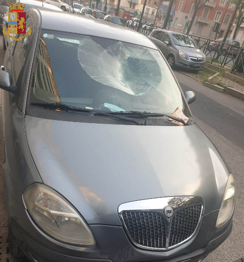 Torino, cammina sulle auto in sosta: arrestato per danneggiamenti