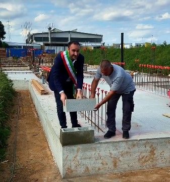 Posata la prima pietra della futura 'casa della cultura' di Beinasco Posata la prima pietra della futura 'casa della cultura' di Beinasco