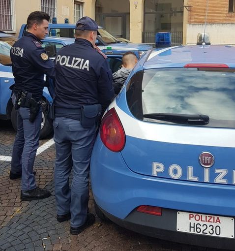 Improvvido ladro di merendine tenta di nascondersi nel controsoffitto, facendolo crollare Improvvido ladro di merendine tenta di nascondersi nel controsoffitto, facendolo crollare