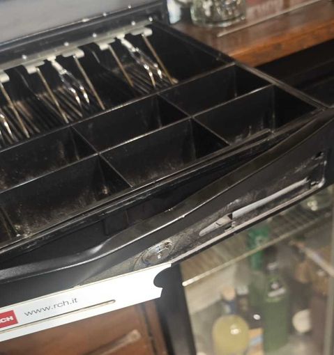 Ladri al pub Oscar Wilde, 2mila euro di danni: "Qui controlli solo per fare le multe"