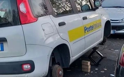 Con il cric rubano gli pneumatici e lasciano l'auto delle Poste sui mattoni