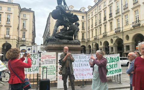 Protesta degli ambientalisti davanti al Comune di Torino