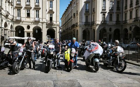 Due ruote in protesta davanti al Comune