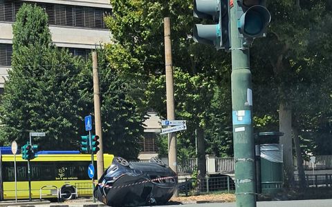 Una immagine dell'auto che si è ribaltata in corso Agnelli