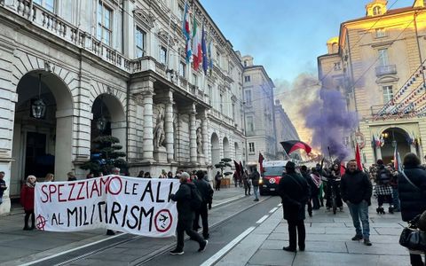 Corteo antimilitarista davanti al Comune di Torino