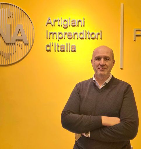 Persona in primo piano su sfondo giallo Persona in primo piano su sfondo giallo