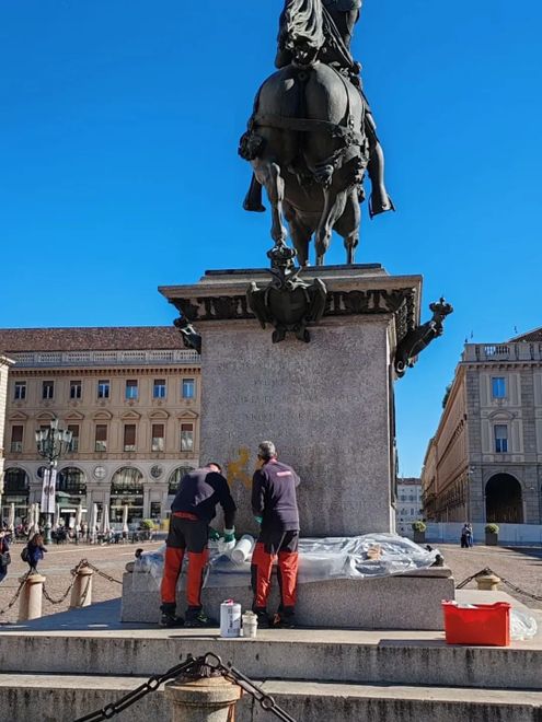 Spray e scritte: Torino ripulisce i suoi monumenti da vandali e sporcizia