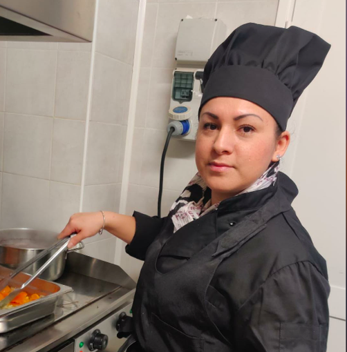 Andrea Bonzano, ideatrice dell'iniziativa insieme al marito Daniel Compri. Nella foto in basso, Luca Sacco, dipendente della piadineria