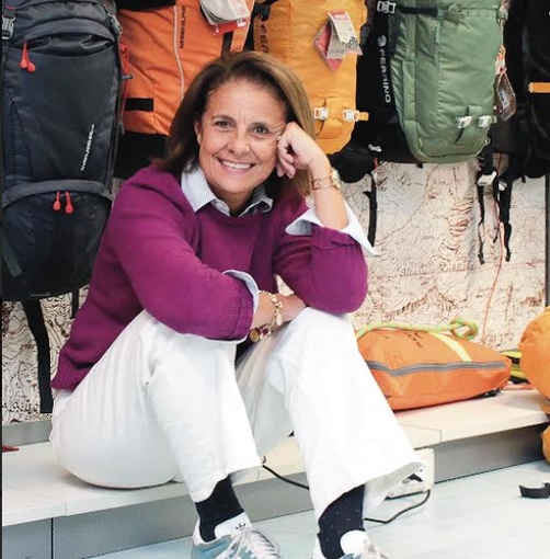 Donna sorridente seduta sui gradini