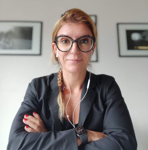 donna in primo piano con occhiali donna in primo piano con occhiali