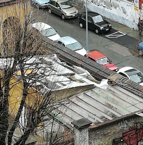 Asilo occupato, rimosso l’amianto di una tettoia Asilo occupato, rimosso l’amianto di una tettoia