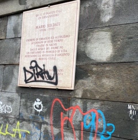 Sfregiata e vandalizzata ai Murazzi la lapide dedicata a Mario Soldati Sfregiata e vandalizzata ai Murazzi la lapide dedicata a Mario Soldati