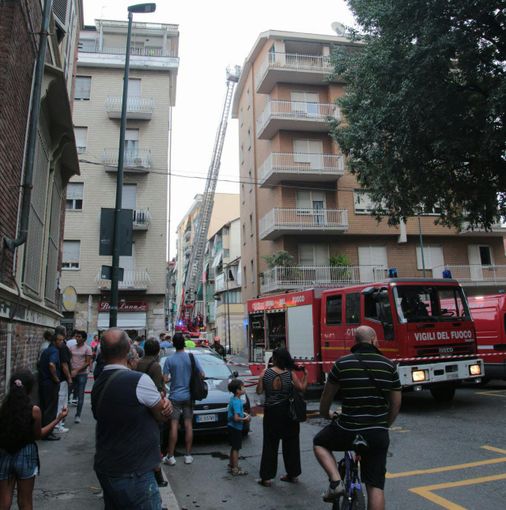 Incendio distrugge una mansarda in via Villar a Torino, una persona trasportata in ospedale