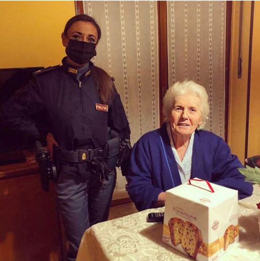 Anziana con panettone portato dalla polizia