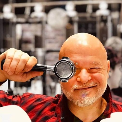 Uomo con macchinetta del caffè Uomo con macchinetta del caffè