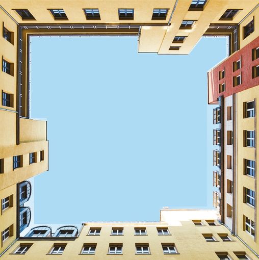 cortile e condominio visto dal basso