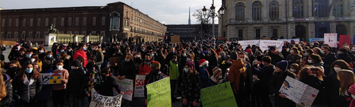 protesta degli studenti in piazza Castello protesta degli studenti in piazza Castello