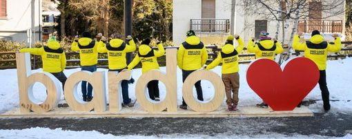 La scritta Bardonecchia con alcune persone di spalle