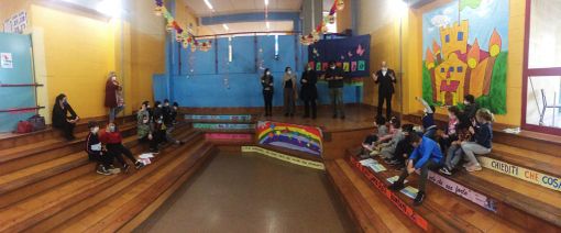 Bimbi a scuola durante un incontro con adulti