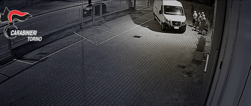 Rubavano veicoli con cui sfondavano i cancelli delle aziende che poi depredavano: 20 arresti [VIDEO]