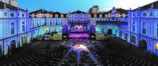 Il Regio porta la Lirica nel cortile dell'Arsenale. E le Opere flirtano con gli spettatori su Tinder