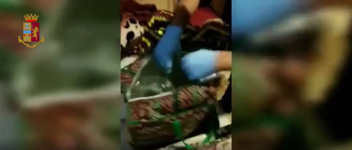 Un selfie lo tradisce: blitz della Polizia a Barriera di Milano, trovati 8 chili di marijuana in un alloggio [VIDEO]