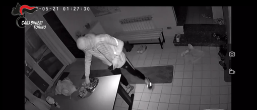 Ladro in azione ripreso dalle telecamere