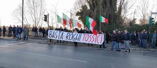 “Noi di Barriera” partecipa alla protesta davanti al campo rom di via Germagnano