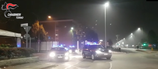 Volanti dei carabinieri a fari accesi nella notte Volanti dei carabinieri a fari accesi nella notte