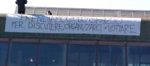 Torino, gli anarchici occupano l'ex scuola Salvo D'Acquisto Torino, gli anarchici occupano l'ex scuola Salvo D'Acquisto