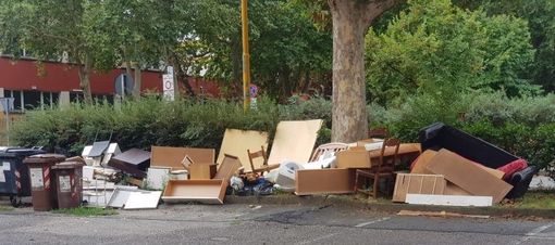 Nichelino, discarica abusiva in via Cacciatori: la rabbia dei residenti Nichelino, discarica abusiva in via Cacciatori: la rabbia dei residenti