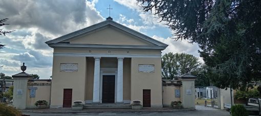 Una foto dell'ingresso del cimitero di Moncalieri