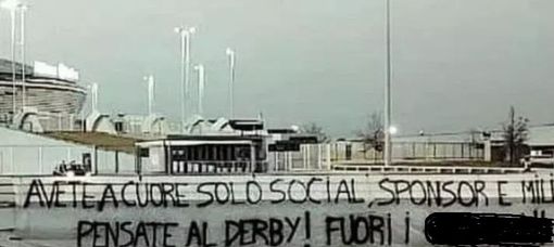 lo striscione all'esterno dell'Allianz Stadium lo striscione all'esterno dell'Allianz Stadium