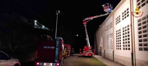 Vigili del fuoco in azione con una piattaforma