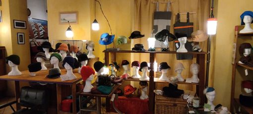 Chiude l'Atelier di cappelli di Nina Tauro: addio a un altro storico negozio di San Salvario Chiude l'Atelier di cappelli di Nina Tauro: addio a un altro storico negozio di San Salvario