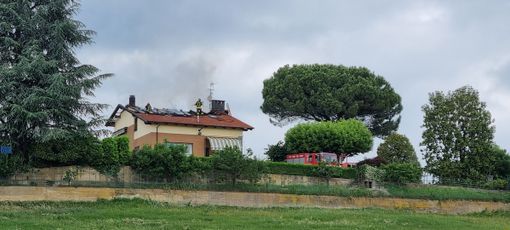 Tetto di un'abitazione distrutto dalle fiamme a Bricherasio [FOTO]