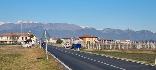 Il furgone ribaltato, con vigili e Anas sul posto