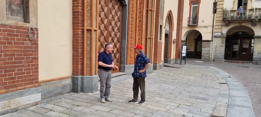 Da sinistra Paolo Zebelloni e Marco Davite di fronte al Duomo di Pinerolo dove verrà fatta una parte delle riprese Da sinistra Paolo Zebelloni e Marco Davite di fronte al Duomo di Pinerolo dove verrà fatta una parte delle riprese