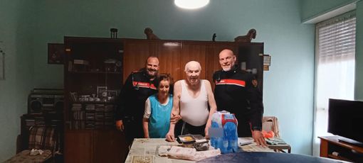 Frigo vuoto, troppo caldo e qualche acciacco: i carabinieri fanno la spesa a una coppia di 90enni