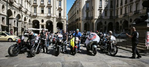 Due ruote in protesta davanti al Comune