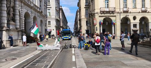 Protesta davanti al Comune di Torino