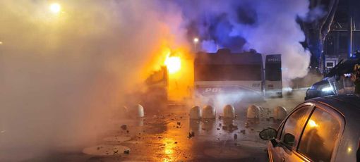 La camionetta data alle fiamme